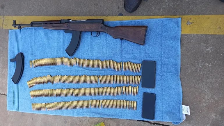 El fusil tipo AK-47 y las municiones 5.56 que eran ofrecidas por dos militares y que fueron incautadas en un operativo policial.