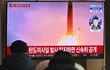 En una estación de trenes, observan desde Seúl -Corea del Sur- el lanzamiento del misil por parte del régimen ciomunista de Corea del Norte.