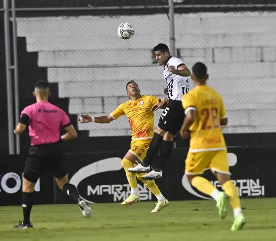 Diego Viera (c), futbolista de Libertad, pelea por el balón con dos rivales en el choque contra General Caballero de Juan León Mallorquín en el estadio La Huerta.