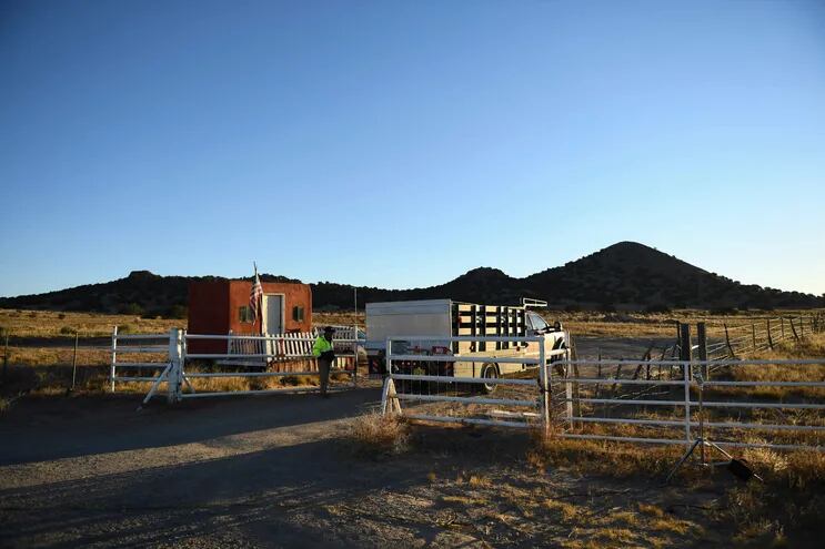 En camión con equipos ingresa al Rancho Bonanza Creek, donde ocurrió el trágico accidente que involucró al actor Alec Baldwin durante el rodaje del western "Rust".