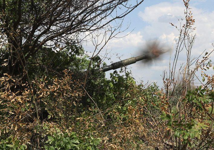 Artilleros ucranianos disparan desde sus posiciones cerca de la ciudad de Lysychansk, región de Lugansk.