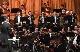 La Orquesta Sinfónica y Banda de la Policía Nacional en plena actuación, anoche en el Teatro Municipal "Ignacio A. Pane".