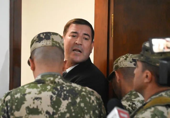 El general Jorge Antonio Orué, al llegar para su declaración indagatoria ante el Ministerio Público. El militar es uno de los investigados en el marco de la operación Dakovo, contra el tráfico internacional de armas.