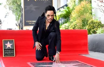 El músico Lenny Kravitz posa con su estrella en el Paseo de la Fama de Hollywood.