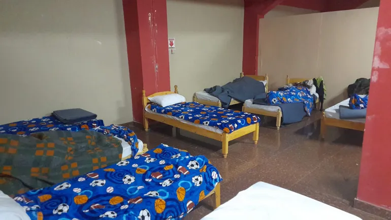 Imágenes del albergue de invierno que fue habilitado en el Policlínico de San Lorenzo.