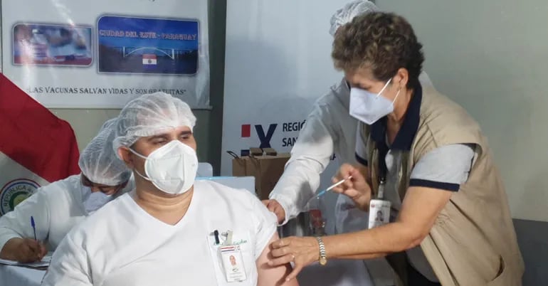 La vacunación contra el covid-19 del personal sanitario continuó ayer en Villarrica y Coronel Oviedo, conforme el plan del MSPBS.