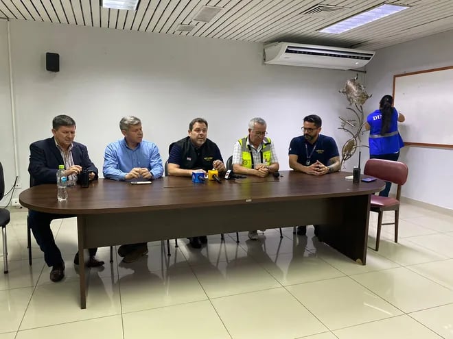 Autoridades del Aeropuerto Internacional Silvio Pettirossi y de la Policía dieron conferencia de prensa tras el episodio de amenaza de bomba.
