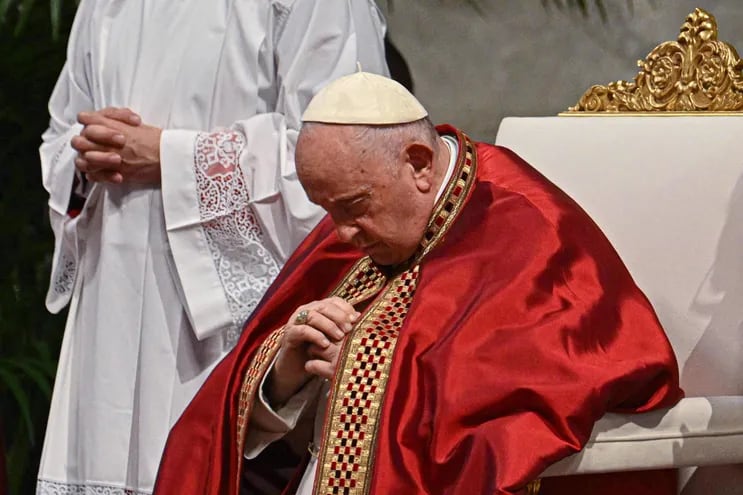 El papa Francisco ora durante la misa de Pentecontés, celebrada hoy en la Basílica de San Pedro, en el Vaticano.