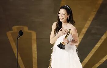 La actriz Michelle Yeoh, ganadora del premio a Mejor Actriz optó por un diseño en blanco firmado por la casa Dior. La primera mujer asíatica en ganar un Oscar en esta categoría.