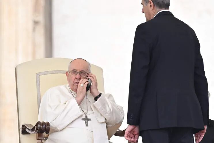 El papa Francisco dijo hoy que quiere viajar a su país natal, Argentina, el año próximo, aunque matizó que espera poder hacerlo, durante la clausura del Congreso Mundial de “Ciudades Ecoeducativas” en Roma.