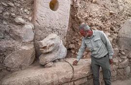 El profesor y director del departamento de prehistoria de la Universidad de Estambul, Necmi Karul, muestra el jabalí policromado recién descubierto, de 1,20 m de largo y 70 cm de alto, en el sitio arqueológico de Gobeklitepe, en el sureste de Turquía.