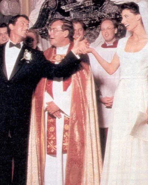 ¡Recién casados! Sylvester Stallone y Jennifer Flavin felices junto al sacerdote que bendijo su matrimonio. (Instagram/Sylvester Stallone)