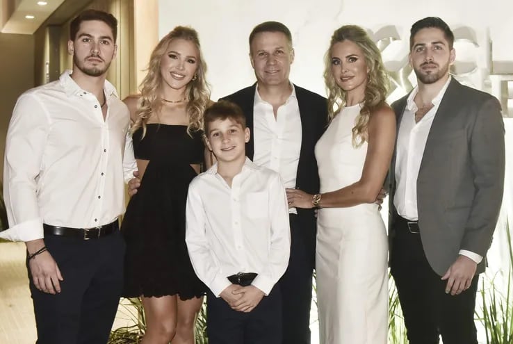 El Dr. Alejandro Bibolini y su esposa Adriana Castillo de Bibolini junto a sus hijos Alejandro, Franco, Enzo y Luciana Bibolini Castillo.