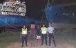 Un joven y un adolescente fueron sorprendidos mientras intentaban hurtar objetos de un barco.