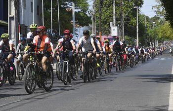 Unos 800 ciclistas recorrieron las principales avenidas de Asunción para concienciar sobre el uso responsable del automóvil.