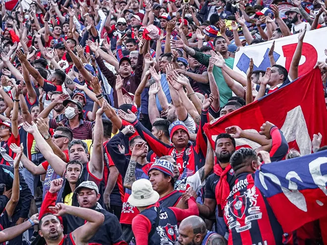 Los hinchas de Cerro Porteño en el sector de Preferencia E del estadio Defensores del Chaco durante el superclásico de la primera fecha del Grupo G de la Copa Libertadores 2022.
