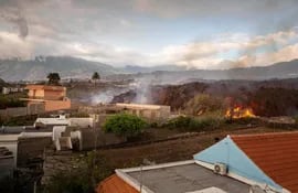El humo y llamaradas cubren el suelo de Los Llanos de Aridane, en Canarias, España. (DESIREE MARTIN/AFP)
