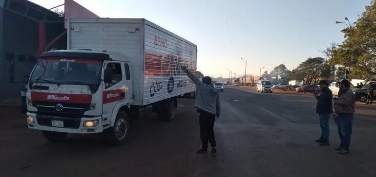 Los vehículos que no están adheridos al paro de camioneros también son obligados a detenerse en el lugar de manifestación.