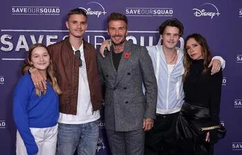 David Beckham rodeado de su esposa Victoria y sus hijos Harper Seven, Romeo y Cruz. El gran ausente fue Brooklyn.
