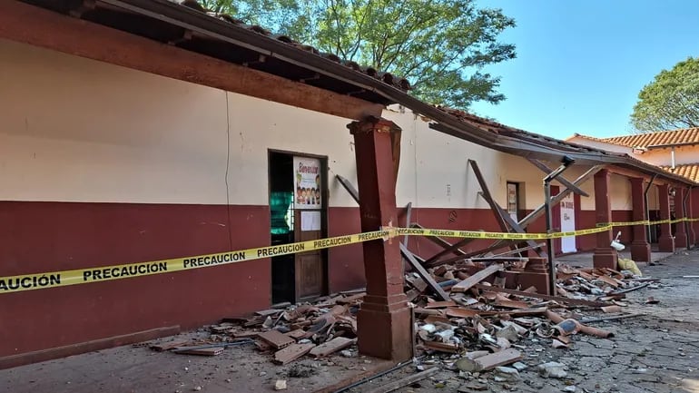 El techo de uno de los pabellones de la escuela Básica N° 152 San Roque González de Santa Cruz, de la ciudad de San Ignacio se desplomó por completo.