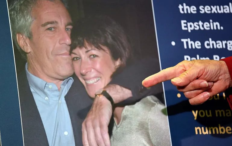 Fotografía de Epstein y Maxwell presentada durante la acusación de esta última de tráfico sexual.
