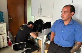 Mario José González Florentín, empleado de la empresa multinacional de servicios aeroportuarios "Longport S.A." fue detenido esta tarde por agentes de la Senad como sospechoso de formar parte de la estructura que enviaba cocaína a Europa.