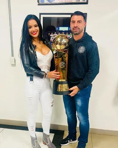 Gloria Vera y Julio Cáceres con la Copa del Torneo Clausura 2022 en manos. (Instagram/Gloria Vera)