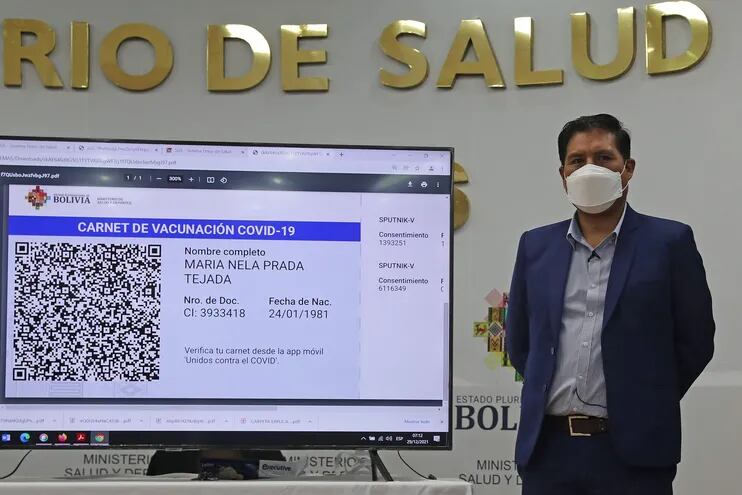 El ministro de Salud de Bolivia, Jeyson Auza, presenta hoy el nuevo certificado de vacunación, que está conectado a la base de datos del Registro Nacional de Vigilancia Epidemiológica, en La Paz (Bolivia).