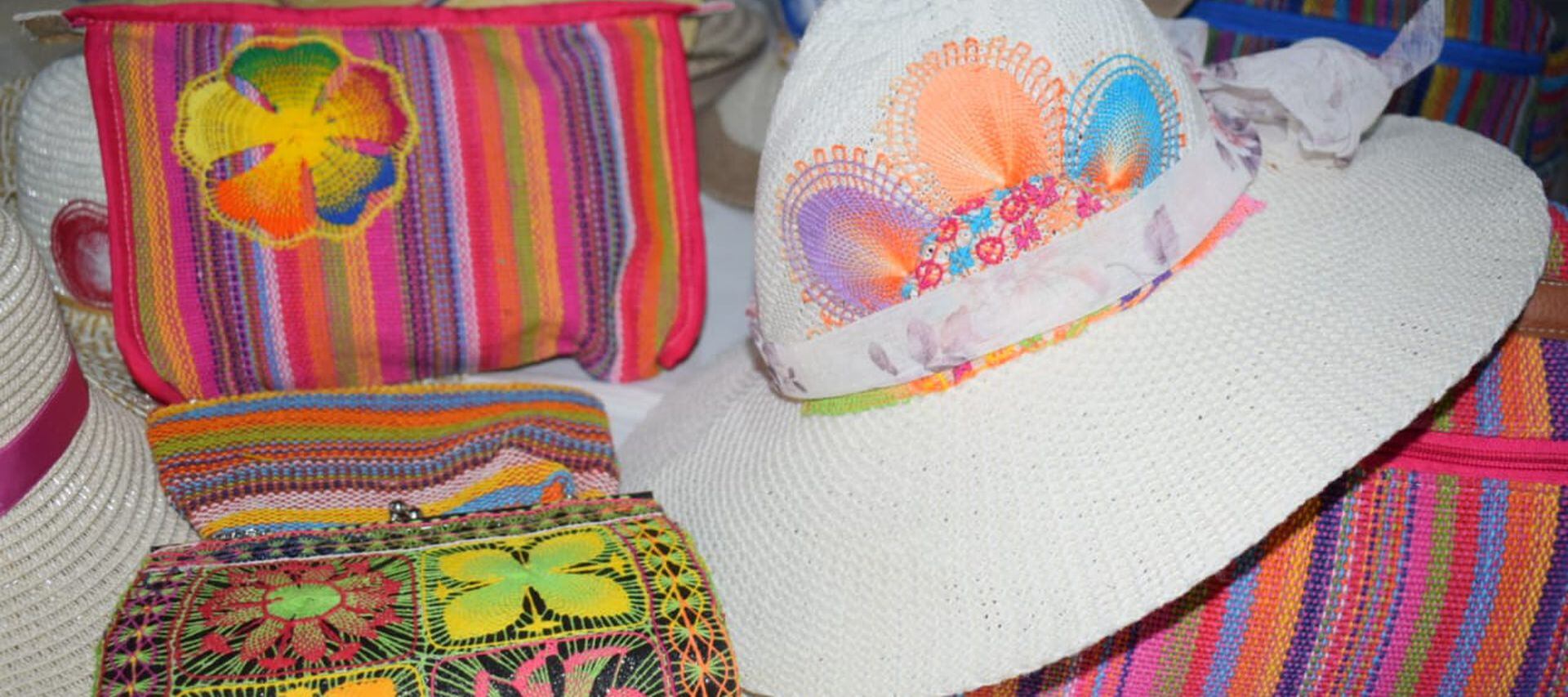 Artesanas de Itauguá exponen en la noche bellos artículos de Ñandutí, como carteras, sombreros, billeteras, aros, llaveros, termos, manteles, banderas, prendas de vestir, calzados y otros.