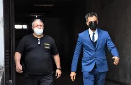 El neurocirujano Leopoldo Luque, médico personal de Diego Maradona, deja la Fiscalía luego ser registrado como acusado en el caso de la muerte del astro de fútbol.