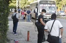 En las últimas semanas, los usuarios del transporte público fueron víctimas de la disminución de la frecuencia de los colectivos, que afectó a unos 450.000 pasajeros del Área Metropolitana.