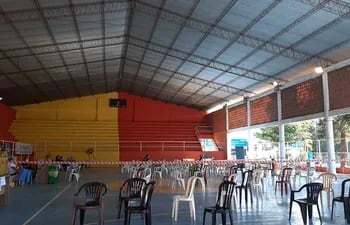 El Polideportivo Municipal de Fernando de la Mora se preparó para vacunar a 1.200 personas por día, pero este lunes solamente se llegó a 122 vacunados hasta el cierre del primer conteo.