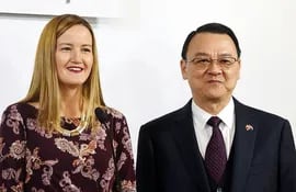 la-ministra-de-la-vivienda-soledad-nunez-y-el-embajador-taiwanes-diego-lin-chou-ayer-en-palacio-de-lopez--203541000000-1715162.jpg