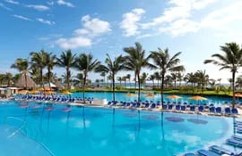 El amplio complejo ubicado en la costa atlántica cuenta con 13 piscinas de lujo.
