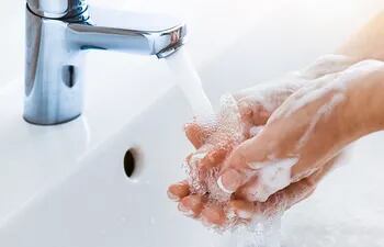 Además de evitar contagiarse del covid-19, el lavado de manos evita otros virus e infecciones.