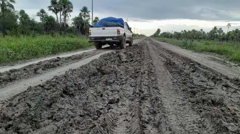 Los caminos que conducen a las comunidades de Fuerte Olimpo y Bahia Negra, necesitan ser reparadas, pues existen varios huellones despues de las lluvias.