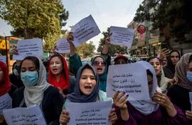 Mujeres afganas protestan en una manifestación exigiendo más derechos para las mujeres.