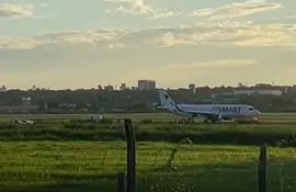 Avión JetSmart que fue inspeccionado tras la amenaza de bomba en el aeropuerto Silvio Pettirossi. (captura de video).