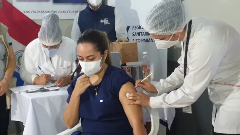 La vacunación se limita a trabajadores de primera línea en la atención de pacientes con Covid.