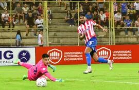 Ronald Acuña ejecuta el disparo que representó la apertura en el marcador anoche en el estadio Villa Alegre. (Foto: APF)