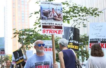 Miembros de los sindicatos de guionistas y actores protestan fuera de las sedes de HBO y Amazon en Nueva York, el pasado 7 de septiembre.