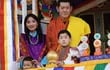 Los reyes de Bután, Jigme Khesar Namgyel (43) y Jetsun Pema (33), con sus dos varoncitos. Ahora esperan la llegada de su tercer hijo.