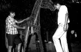 Ramón Elías (izq.) preparando una de las carrozas para el carnaval asunceno de 1970.