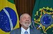 El presidente de Brasil, Luiz Inácio Lula da Silva, ríe durante una reunión con su gabinete de ministros este lunes, en el Palacio de Planalto en Brasilia (Brasil). Lula instó este lunes a "consolidar" la democracia, después de que el país corriera "serio riesgo" de sufrir "un golpe" de Estado perpetrado por su antecesor, el ultraderechista Jair Bolsonaro.