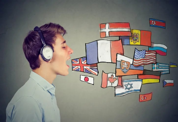 Un joven con auriculares inalámbricos con la boca abierta. De la boca salen banderas dibujadas de diferentes países como la de Inglaterra, Israel, Japón, Canadá, Grecia, Alemania y otras.