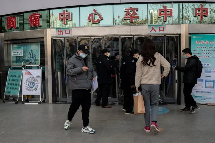 Personas aparecen en la entrada del hospital de la Cruz Roja en Wuhan el 11 de enero de 2021. La ciudad marca el primer aniversario de cuando China confirmó su primera muerte por el coronavirus COVID-19.