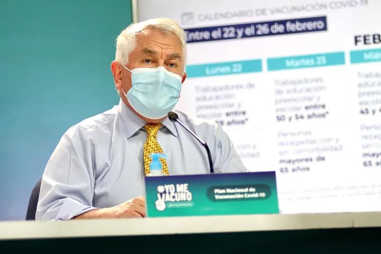 Fotografía cedida por el Ministerio de Salud de Chile que muestra al ministro, Enrique Paris, durante una rueda de prensa.