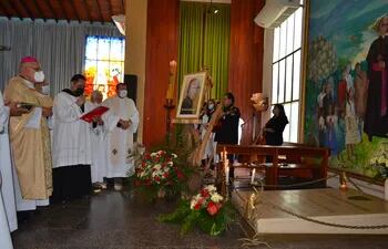 El obispo de Carapeguá, monseñor Celestino Ocampo, rezó el responso ante la tumba de monseñor Ramón Bogarín Argaña, en la Catedral de San Juan Bautista, Misiones.