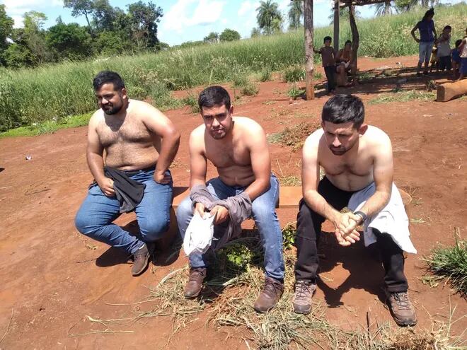 Los tres agentes policiales retenidos por miembros de la comunidad indígena Y'apo 4, el pasado 7 de febrero.