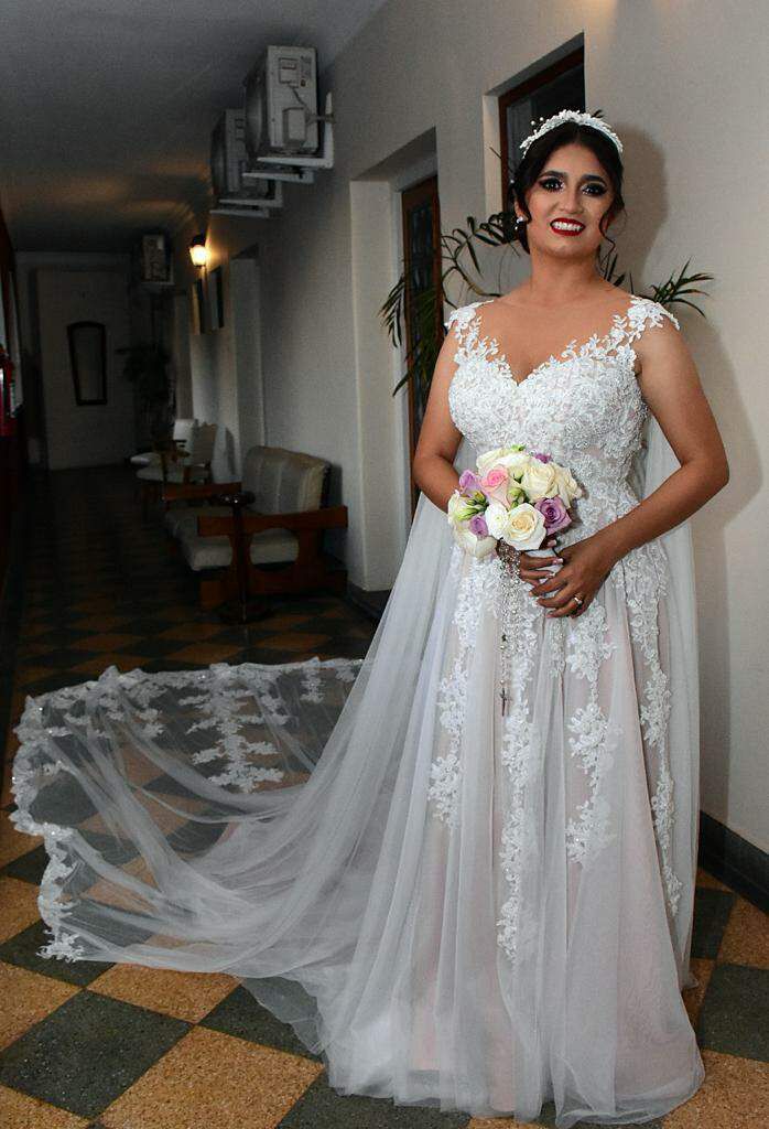 La novia lució muy elegante con un vestido de Eyamar de Yerutí Acosta, y llevó un tocado hecho por Jadiyi Yaluff.